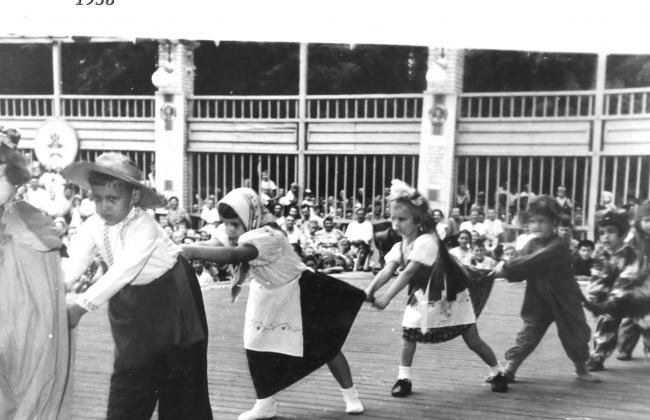 Детский танцевальный коллектив. Инсценировка сказки "Дед и репка" 1958 г. 