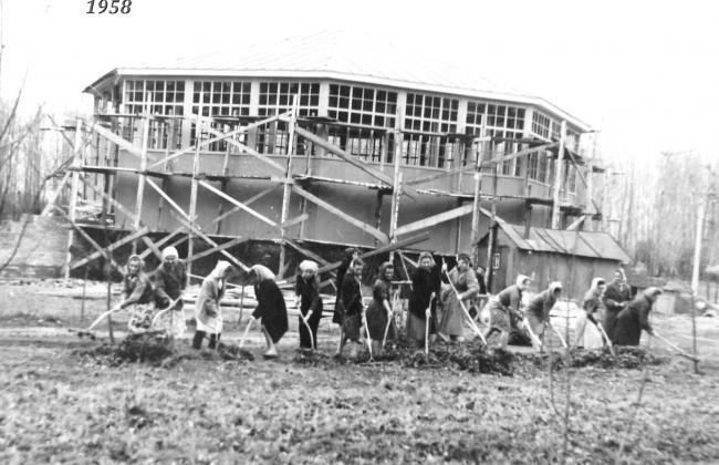 Будівництво атракціону "Колесо сміху". 1958 р