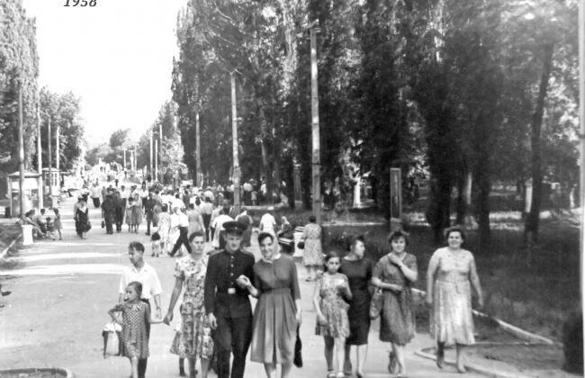 Головна алея парку. Масове народне гуляння 1958 р