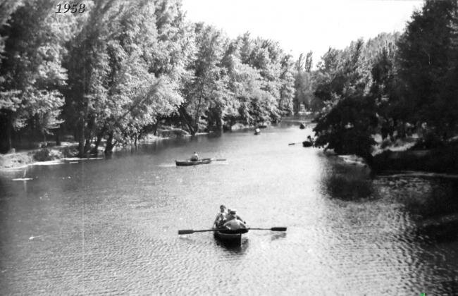 На ставку. Катання на човнах. 1958 р